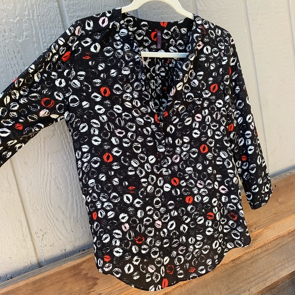 NYDJ lip print button silky long sleeve blouse top - Picture 8 of 13